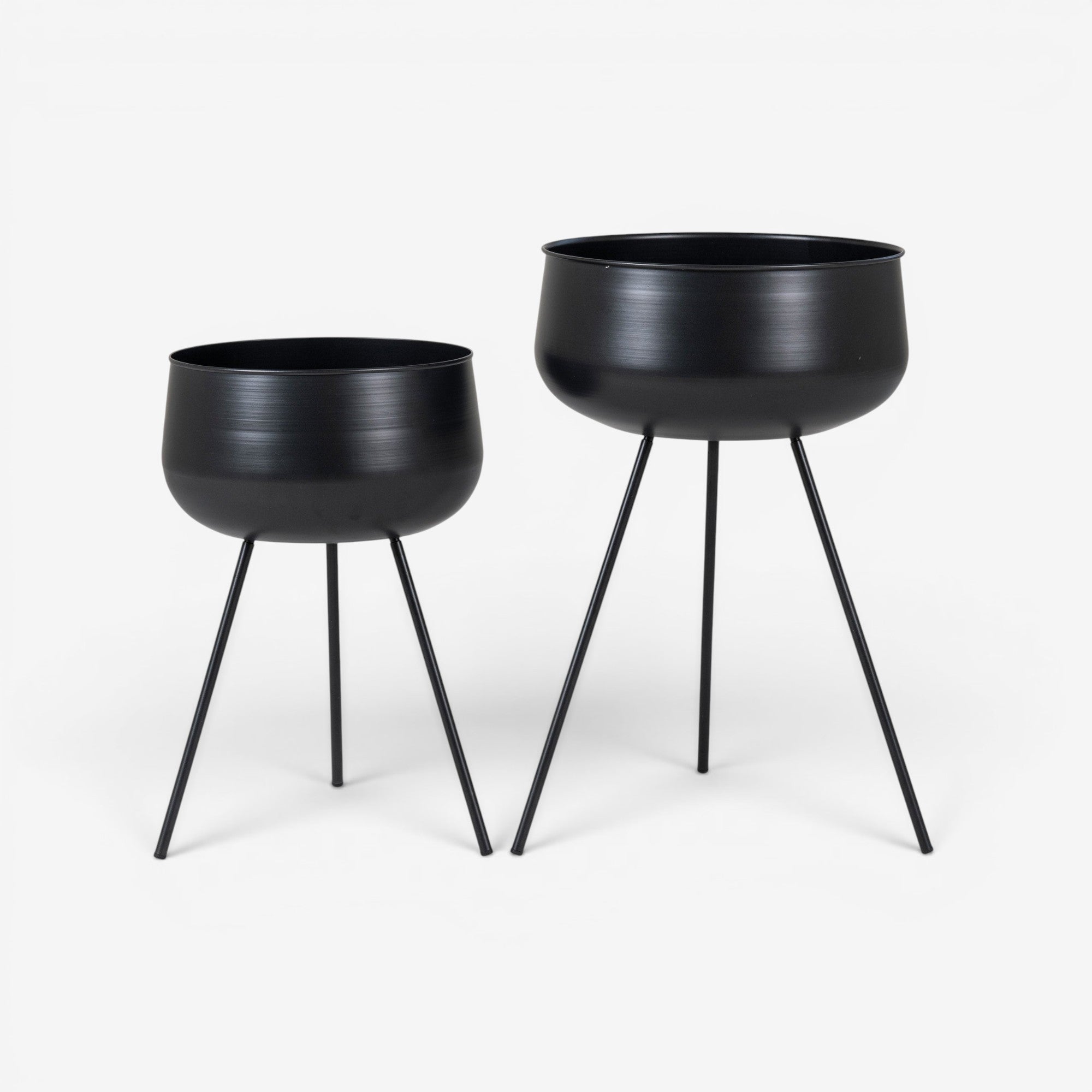 Kayu Living Ardola set of 2 black steel flowerpots on tripod legs. Minimalist design, indoor/outdoor planters.