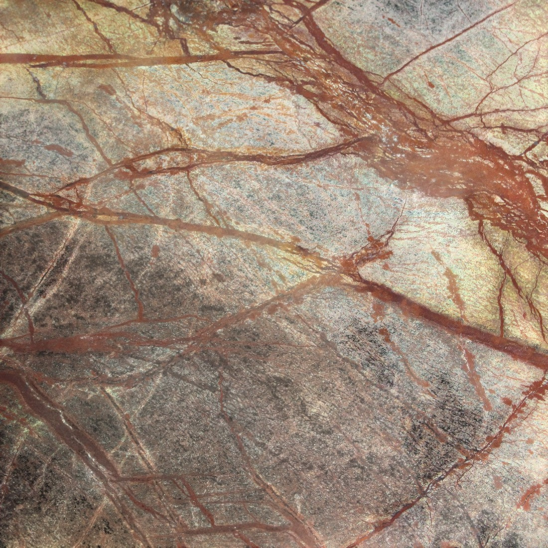 Close-up of the unique red and green veined marble surface of the Kayu Living Bizar oval coffee table