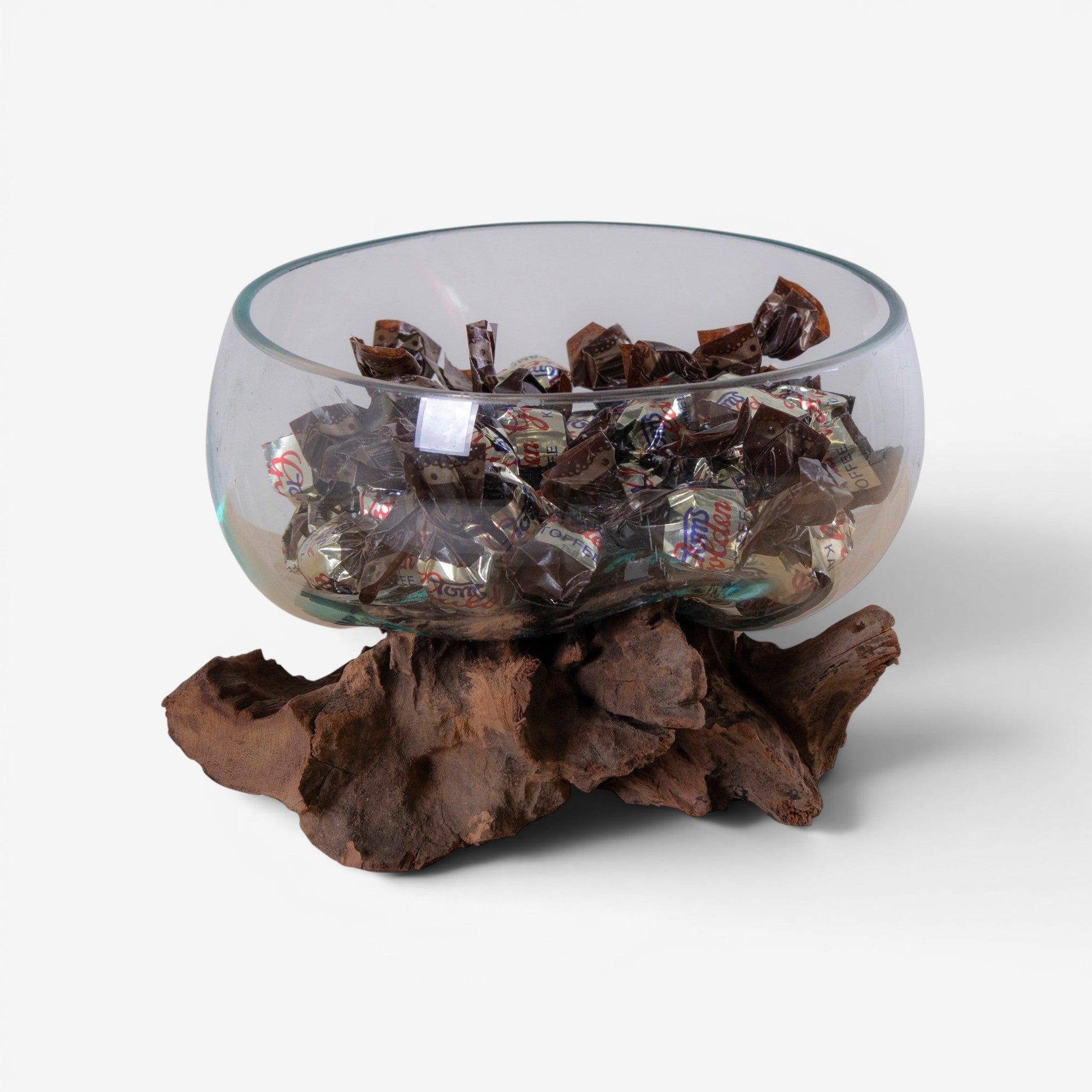 Kayu Living waterdrop vase in natural teak and clear glass, 15x15x15 cm, filled with individually wrapped candies.