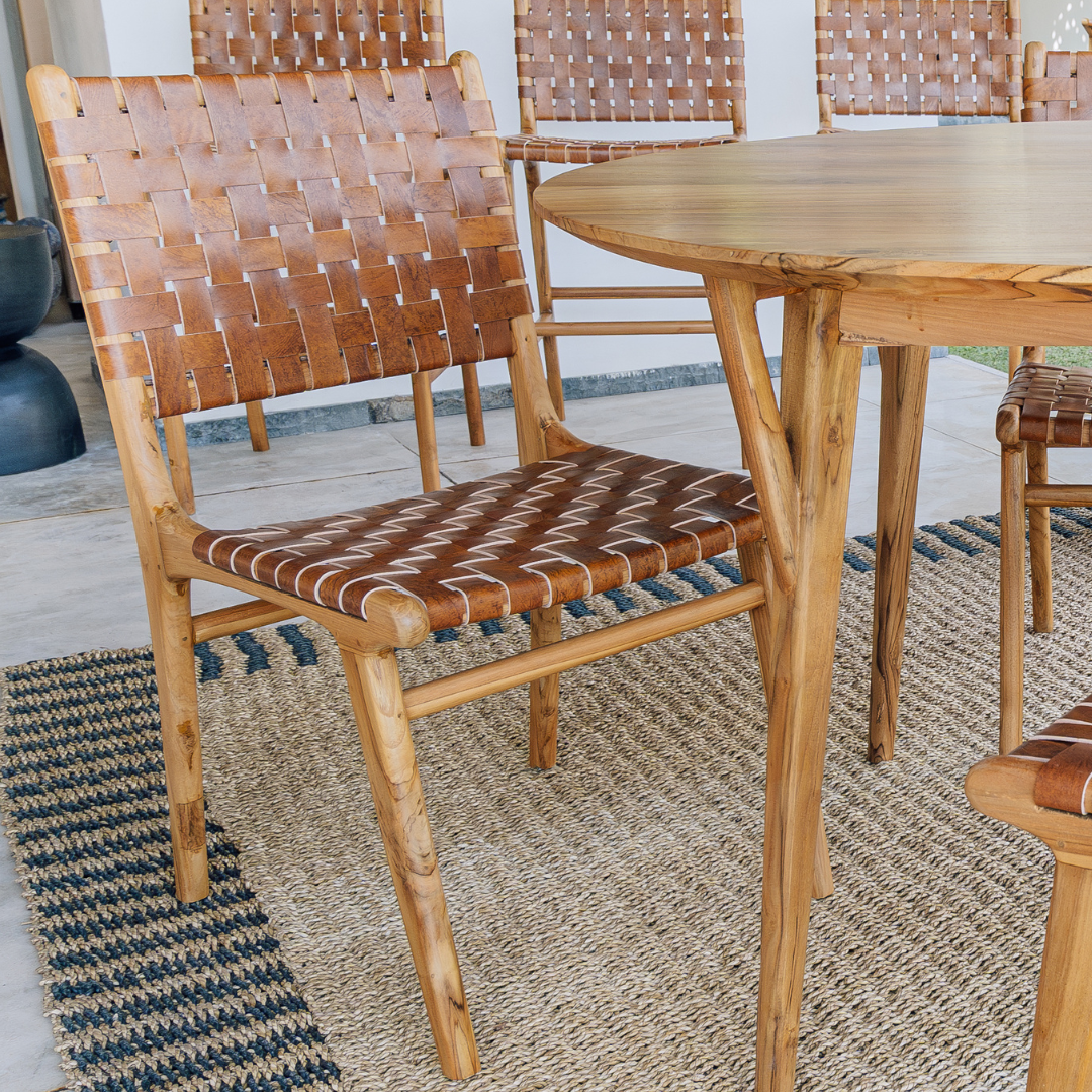 Matgrupp: Pantai Teakbord Ø 120 cm + Sanur Stolar